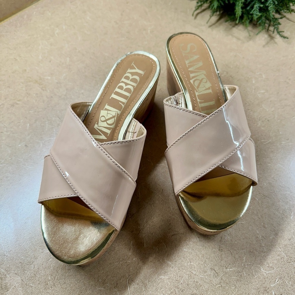 SAM&LIBBY, BEIGE PATENT,WEDGE SANDAL. CROSSOVER STRAPS ON A GOLDTRIMMED FOOTBED. - Picture 4 of 10